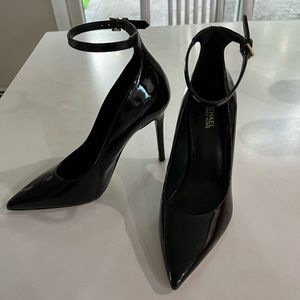 NWOT Michael Kors black patent leather pointed toe pumps w/ankle strap size 6